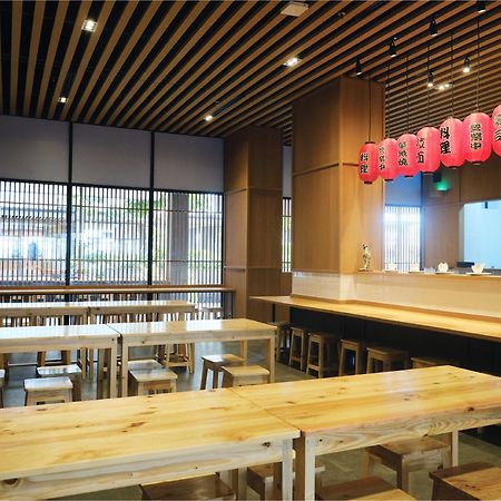Hotel Osaka Pik2 Тангеранг Экстерьер фото
